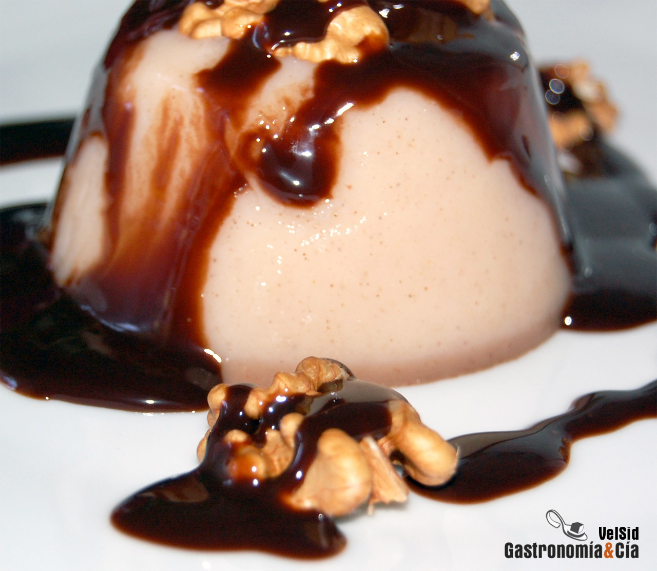 Panna cotta de plátano con crema de chocolate y nueces