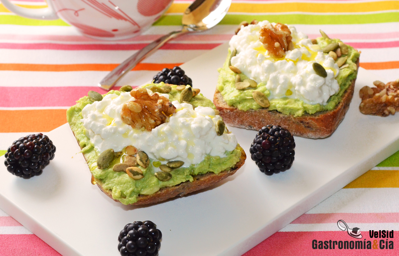 Pan de nueces con aguacate y queso cottage