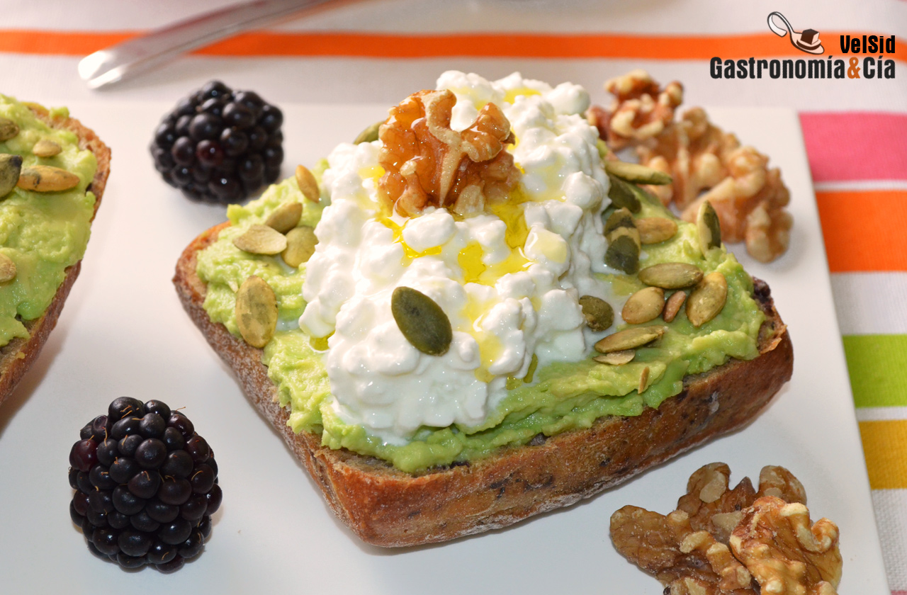 Pan de nueces con aguacate y queso cottage