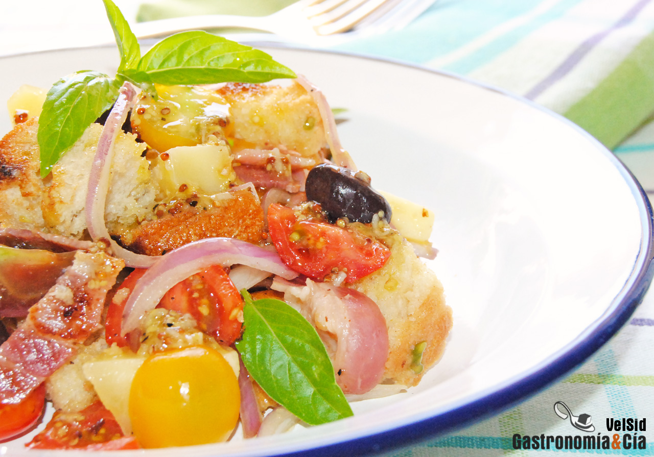 Panzanella con tomates, bacon y queso tierno