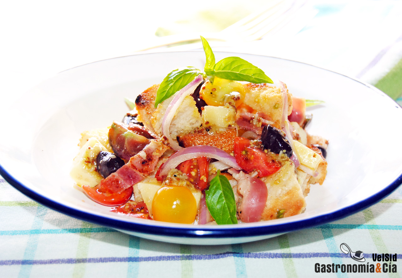 Panzanella con tomates, bacon y queso tierno