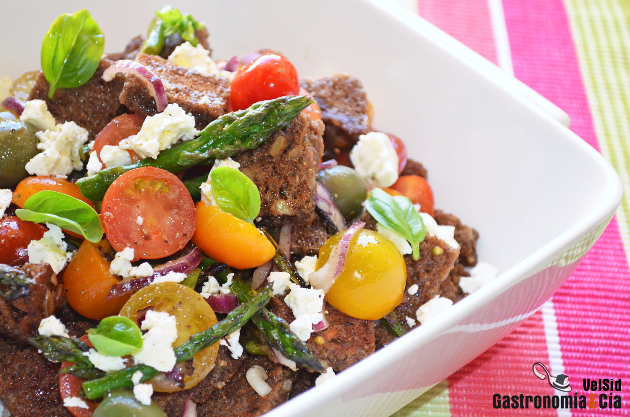 Panzanella integral con espárragos, tomate y feta