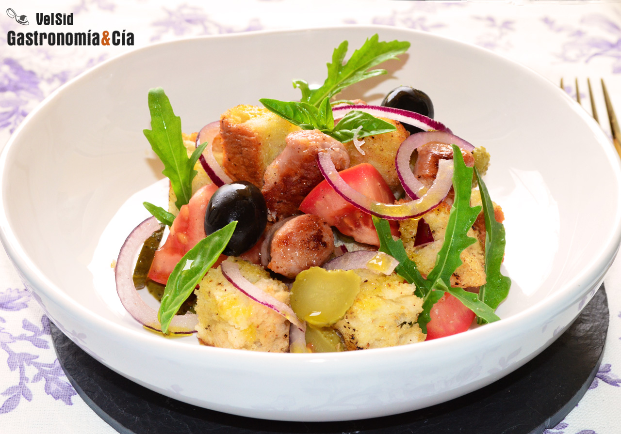 Panzanella con salchichas frescas