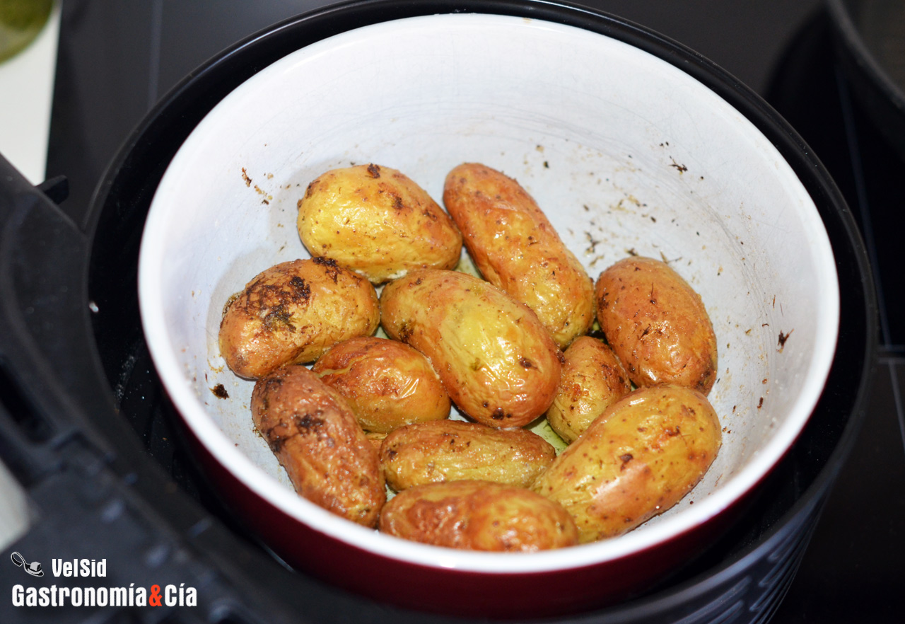Patatas de guarnición asadas enteras