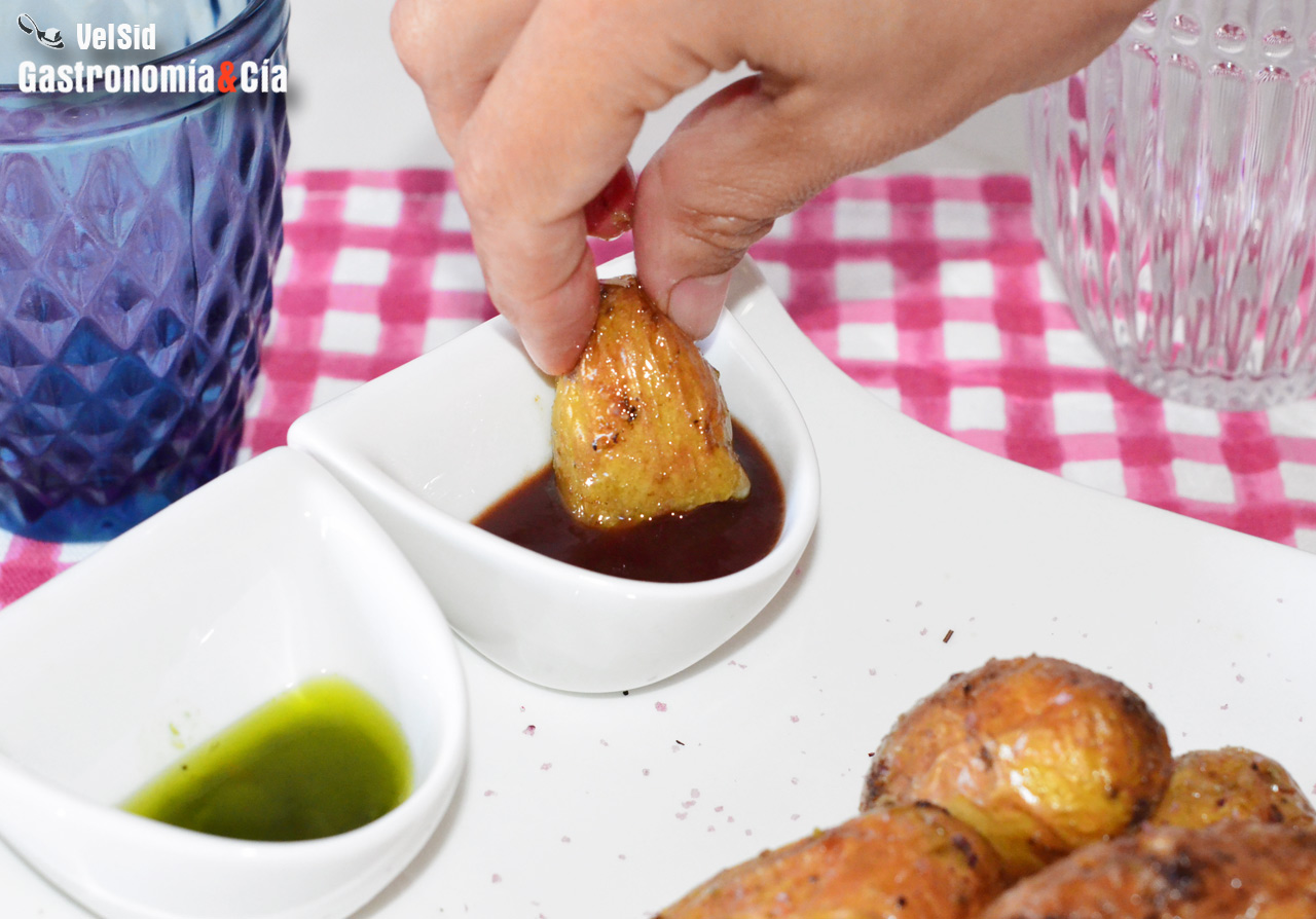 Patatas de guarnición asadas enteras