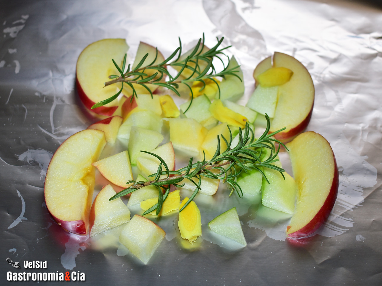 Papillote de salmón con manzana, jengibre y romero
