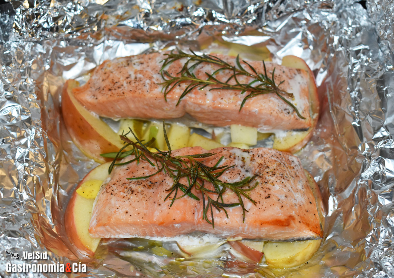 Papillote de salmón con manzana, jengibre y romero