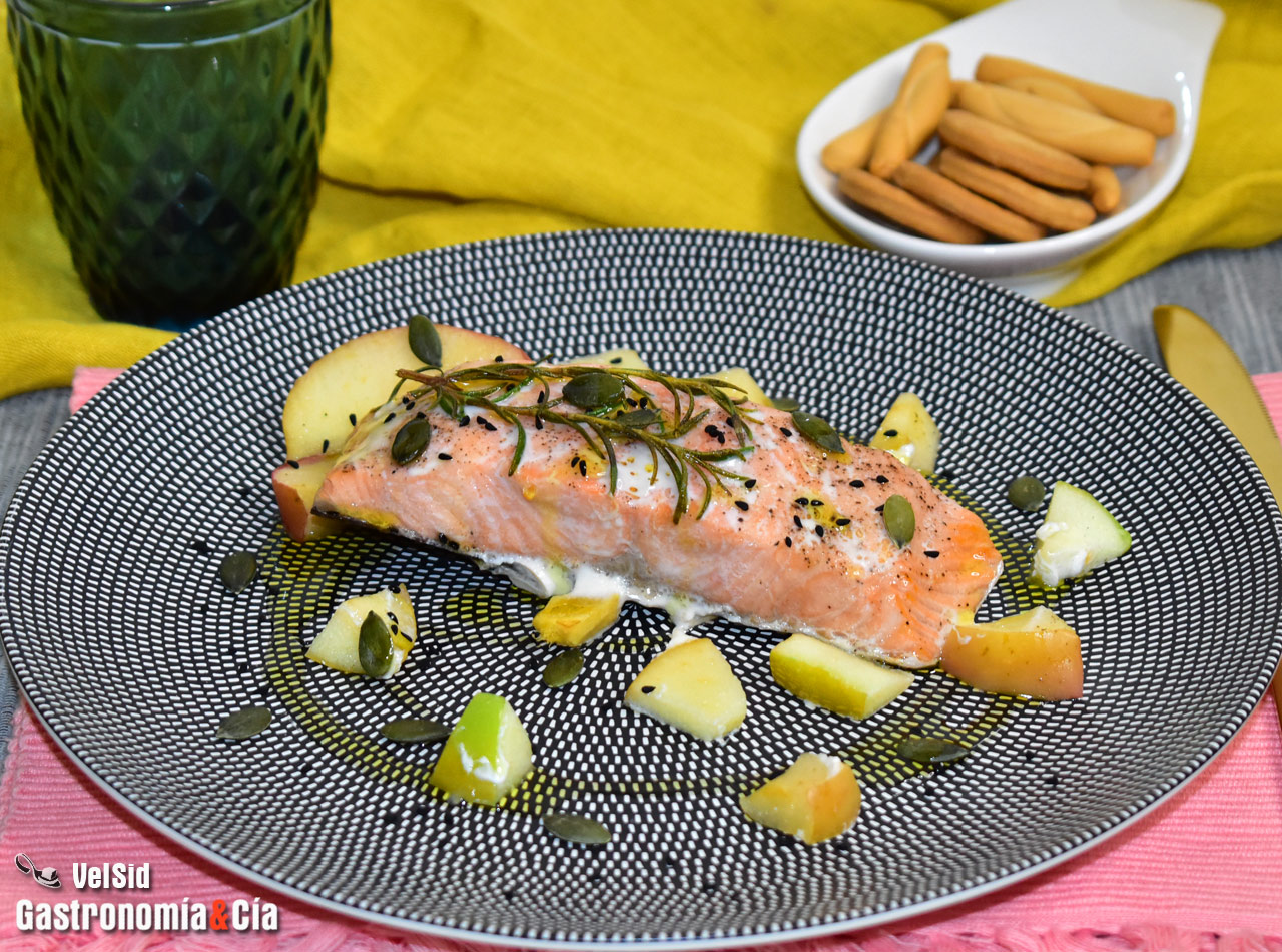 Papillote de salmón con manzana, jengibre y romero