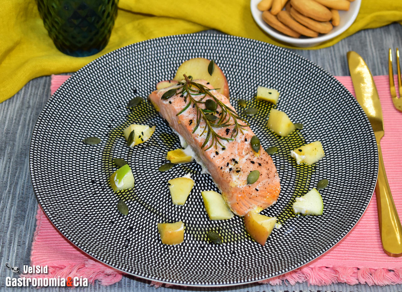 Papillote de salmón con manzana, jengibre y romero