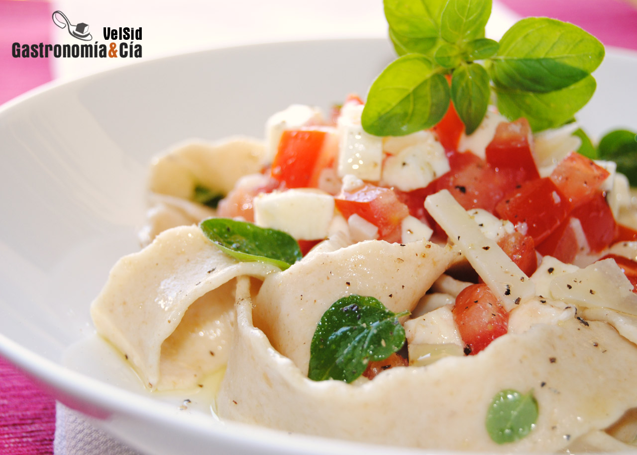 Pappardelle de kamut con queso y tomate fresco