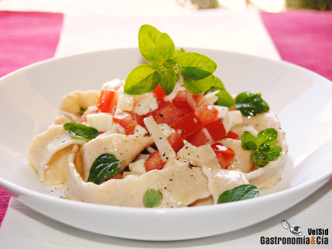 Pappardelle de kamut con queso y tomate fresco