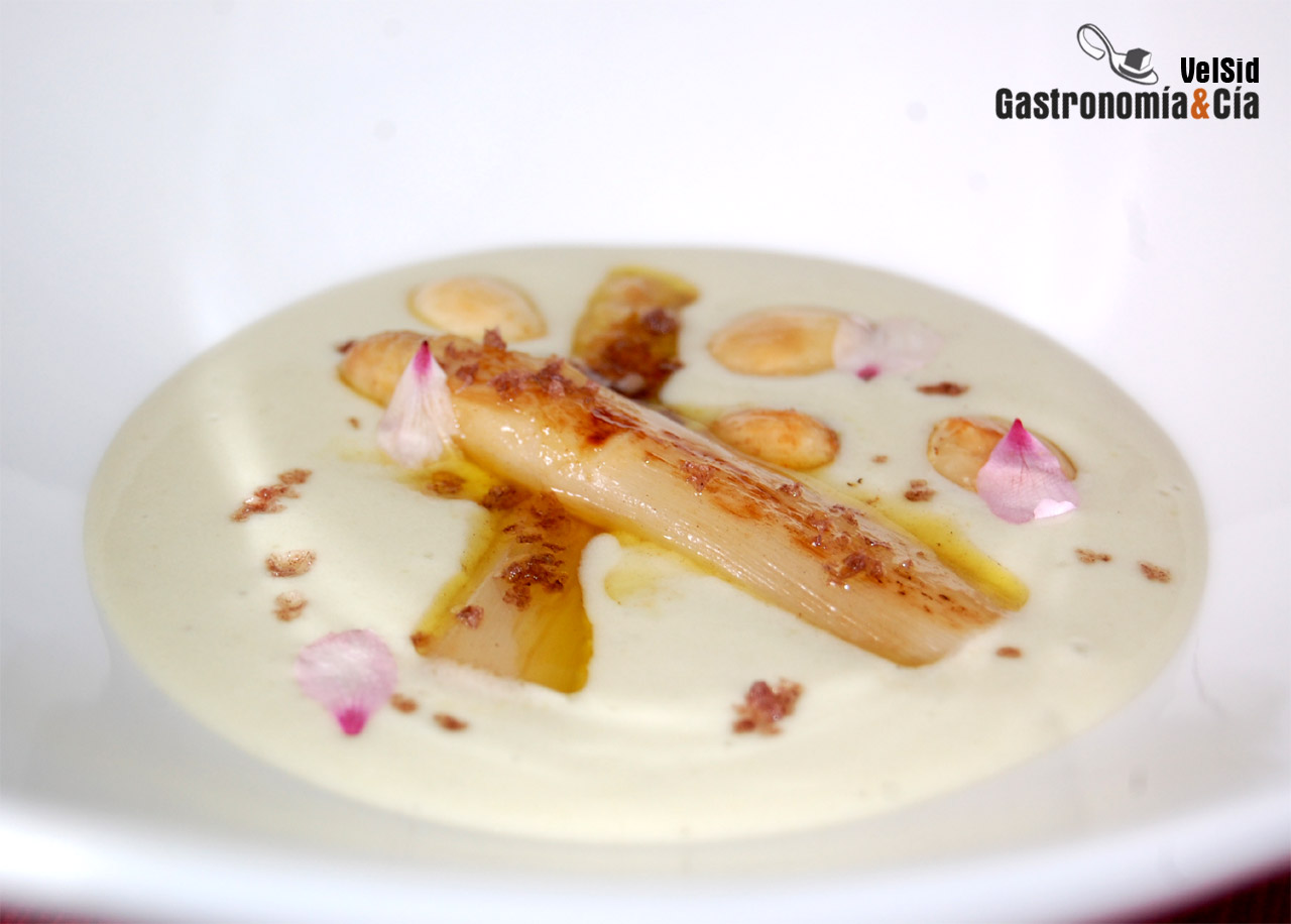 Parmentier de queso azul con espárragos de Navarra