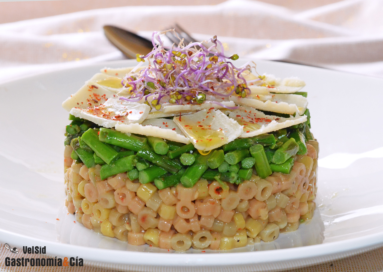 Pasta de arroz y quinoa con espárragos y queso parmesan