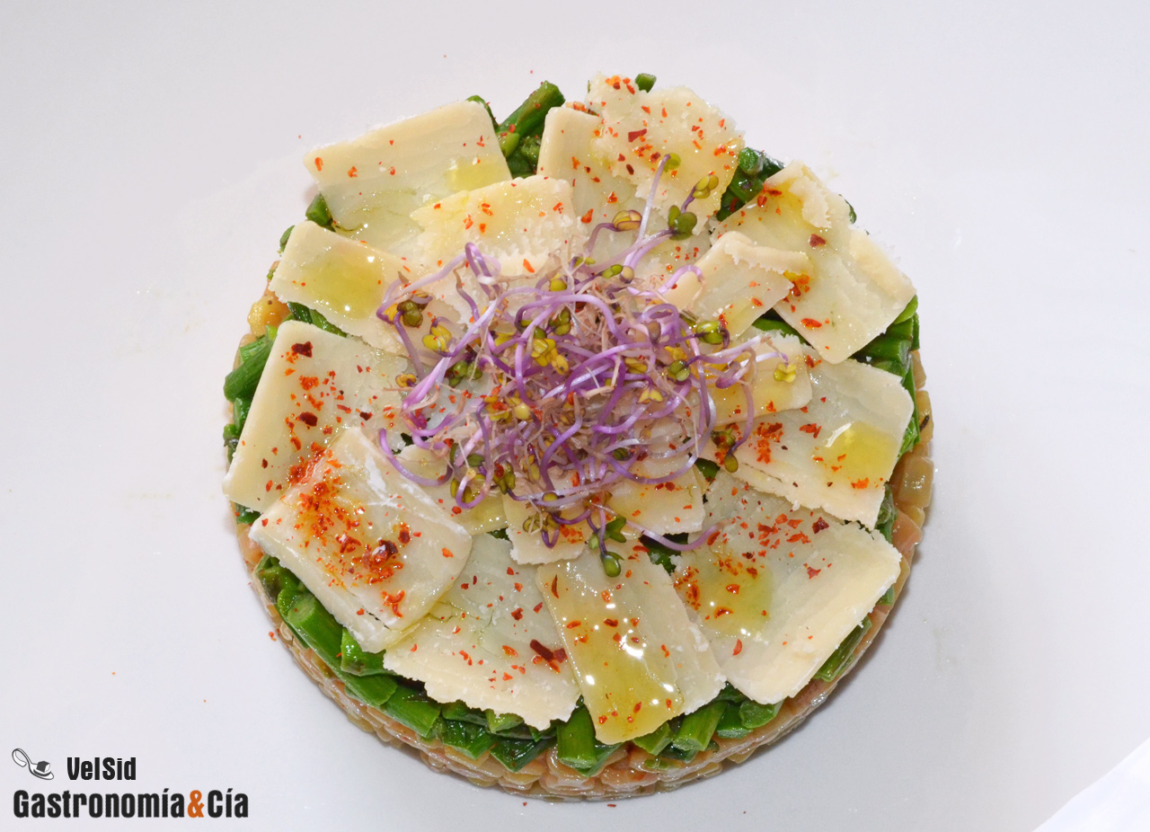 Pasta de arroz y quinoa con espárragos y queso parmesan