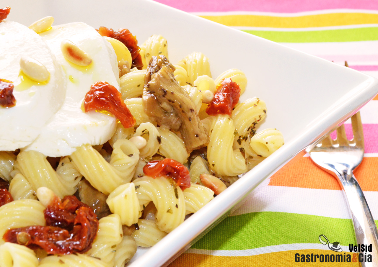 Ensalada de pasta con berenjena asada y mozzarella