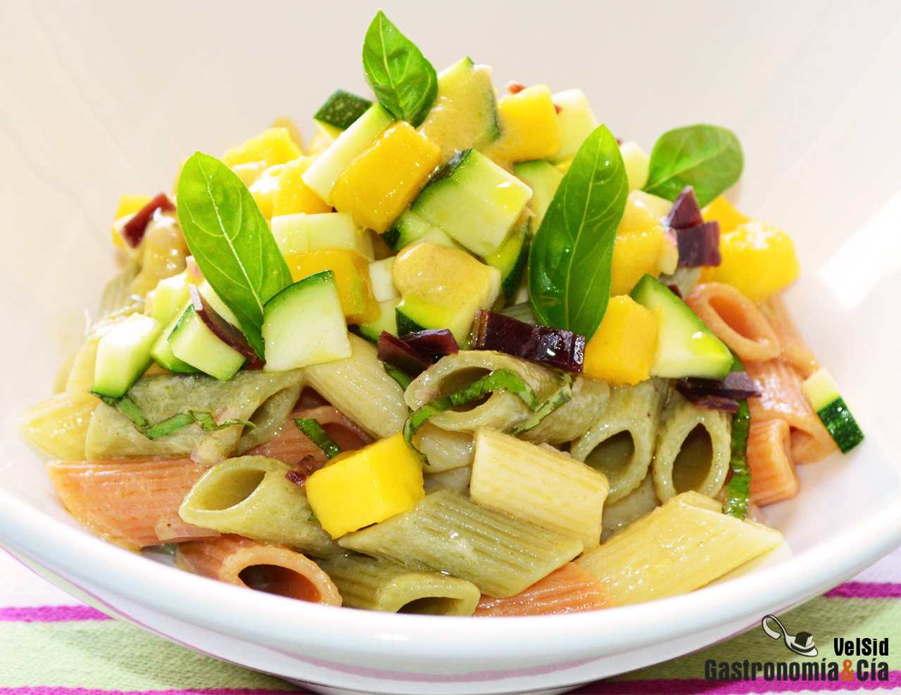 Ensalada de pasta con calabacín, mango y vinagreta de m