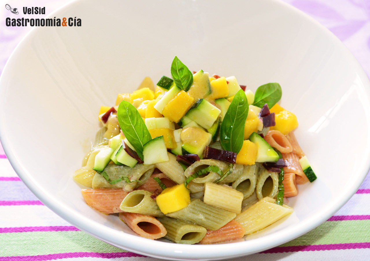 Ensalada de pasta con calabacín, mango y vinagreta de m