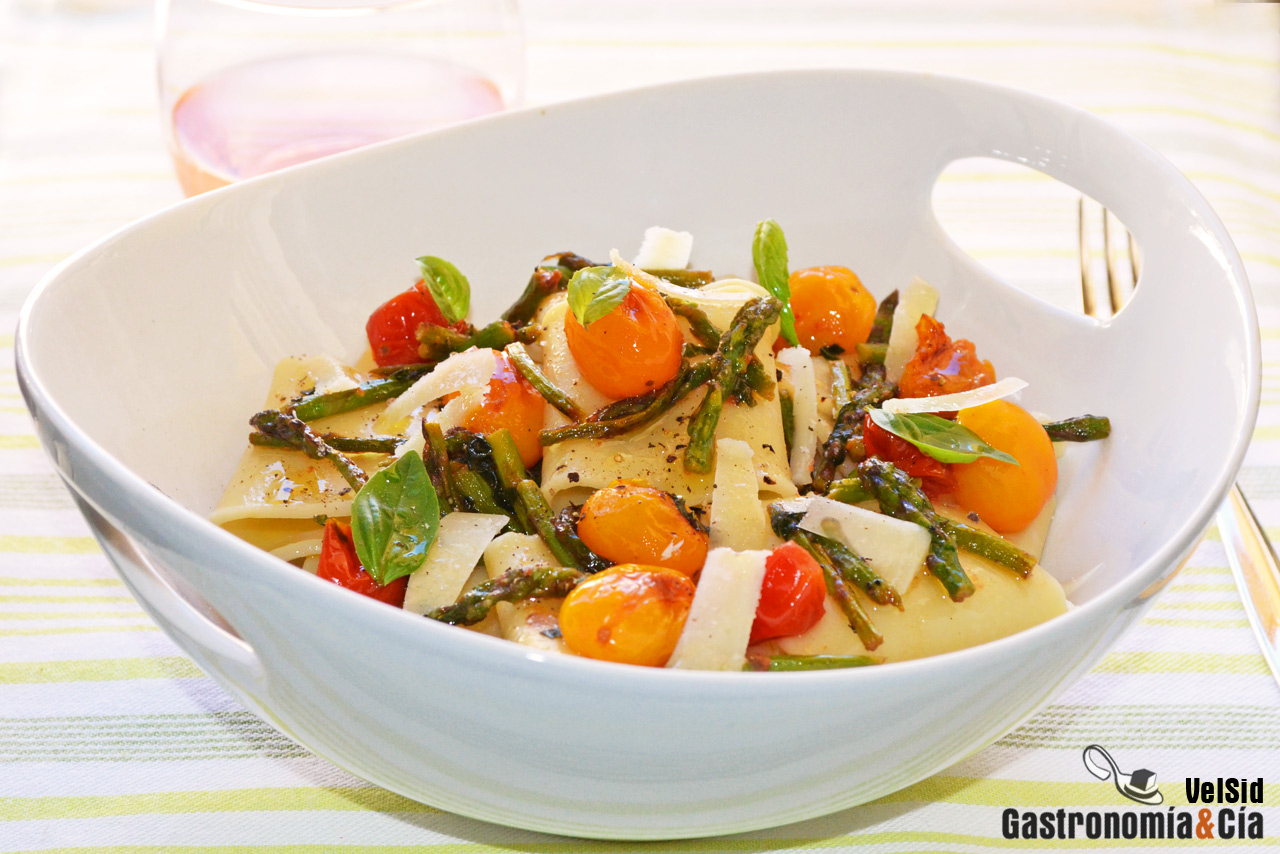 Pasta calamarata con espárragos y tomates cherry