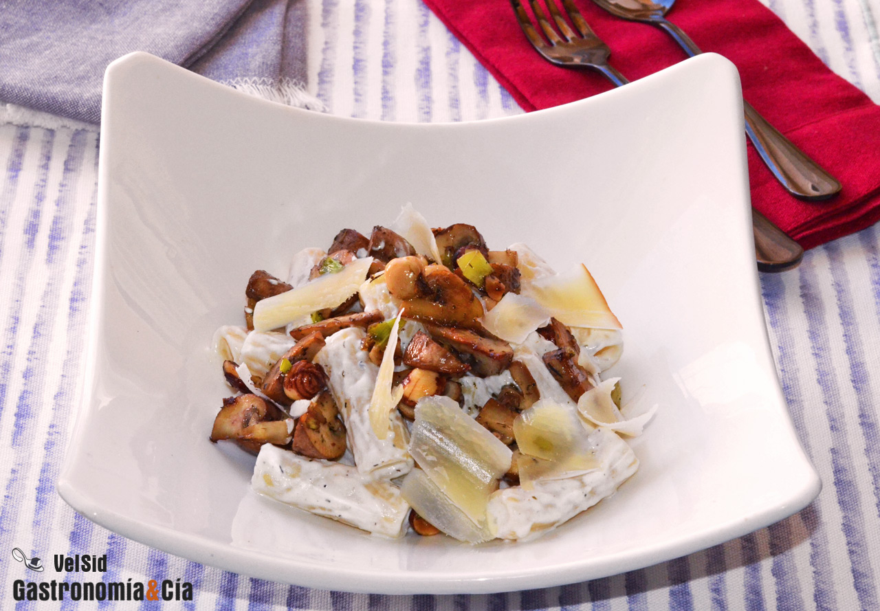 Pasta con crema de kéfir, champiñones y queso ahumado