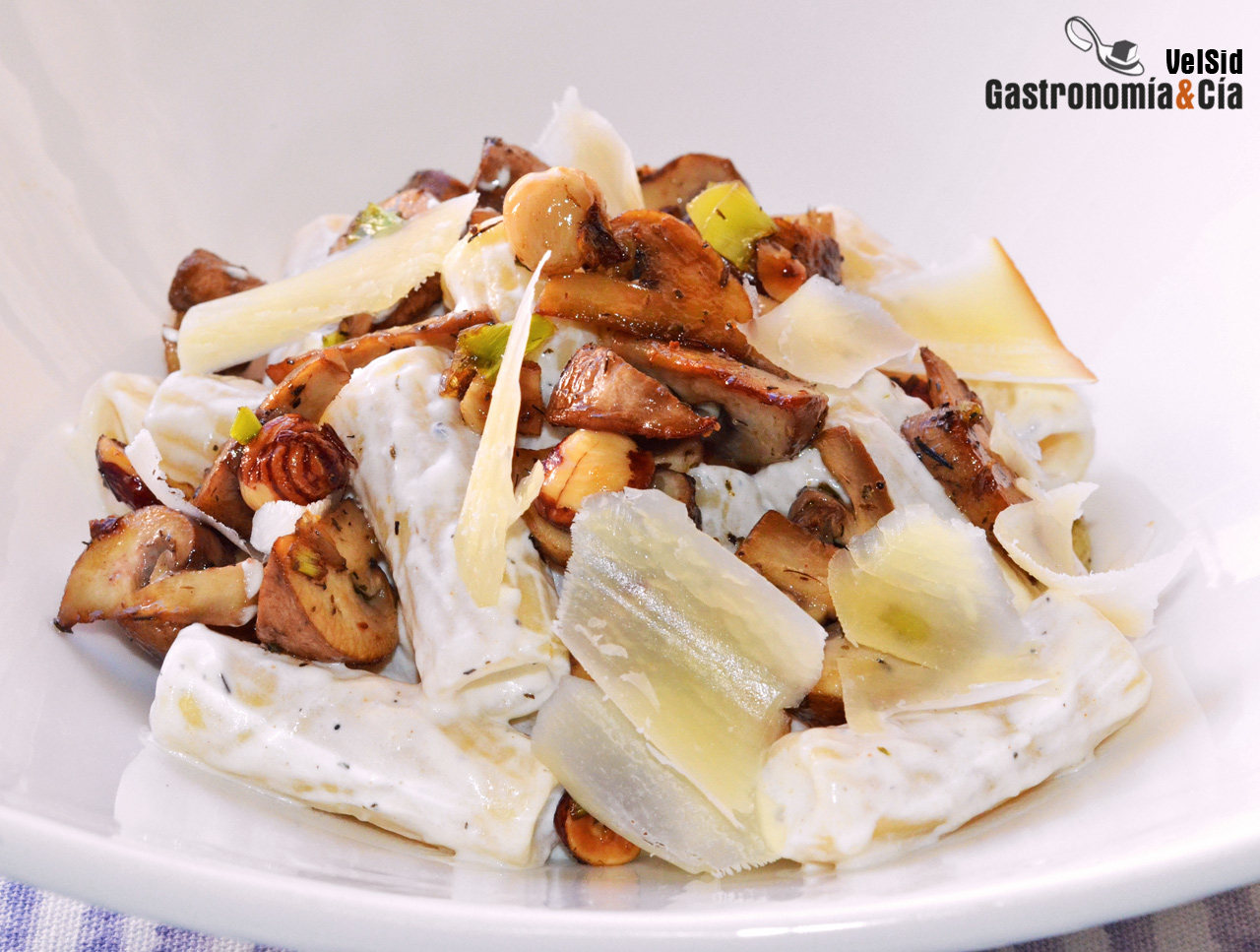 Pasta con crema de kéfir, champiñones y queso ahumado