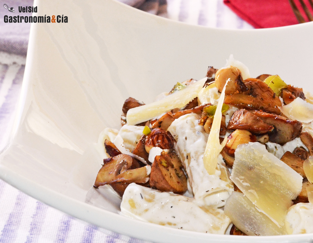 Pasta con crema de kéfir, champiñones y queso ahumado