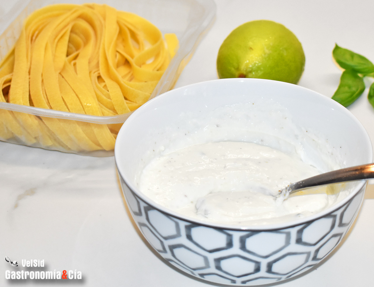 Tallarines con langostinos y salsa de lima, albahaca y 