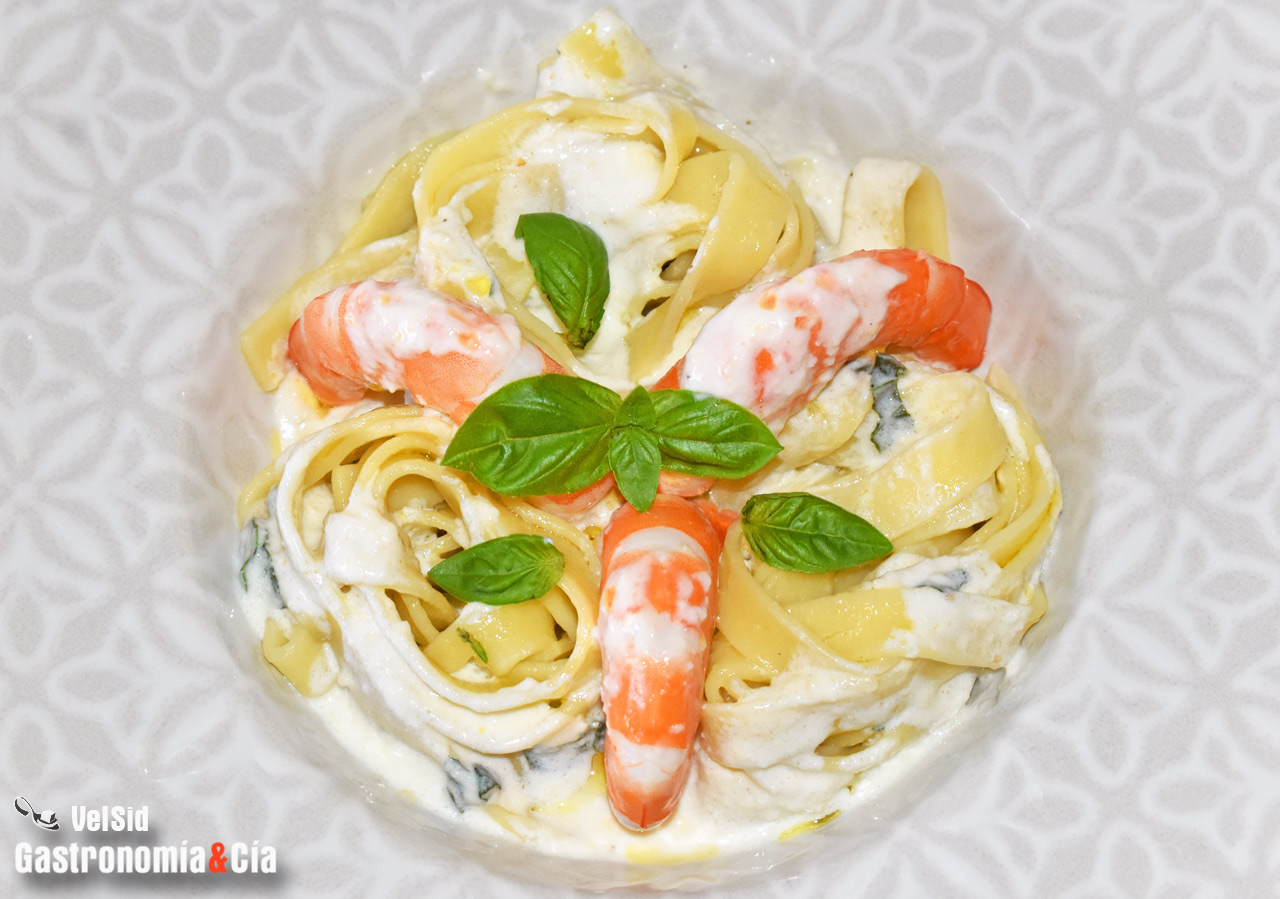 Tallarines con langostinos y salsa de lima, albahaca y 