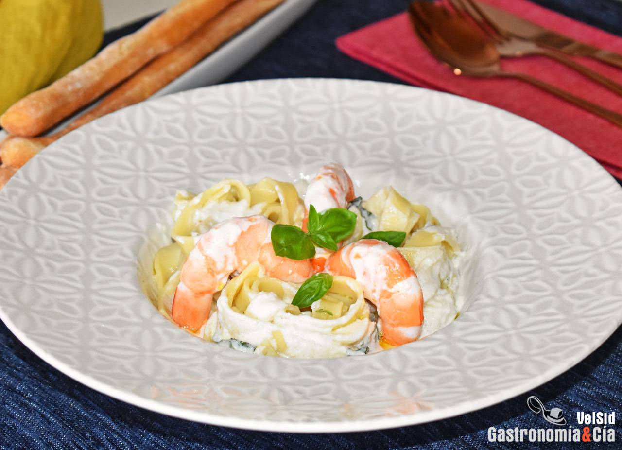 Tallarines con langostinos y salsa de lima, albahaca y 