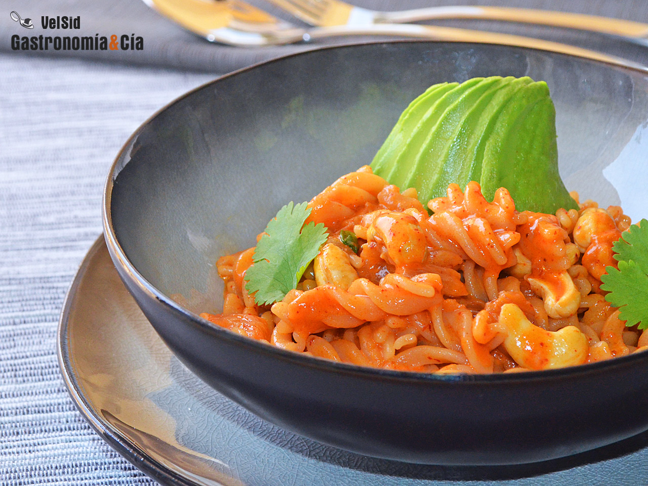 Pasta de lentejas rojas con kimchi y leche de coco