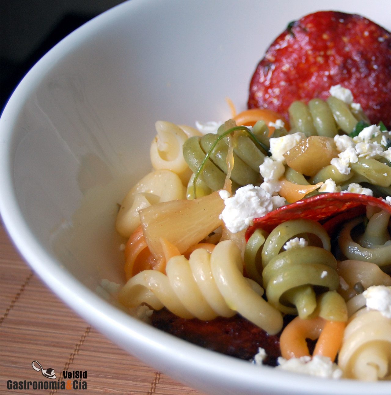 Pasta con piña, rúcula y chorizo de Pamplona