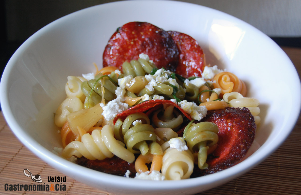 Pasta con piña, rúcula y chorizo de Pamplona