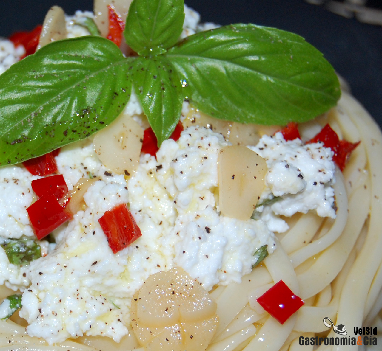 Tallarines con requesón y vinagreta de ajos confitados