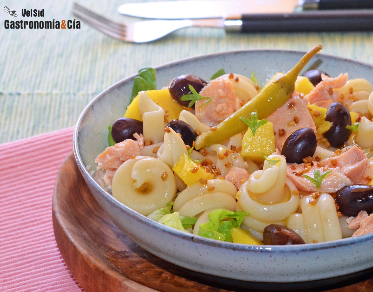 Ensalada de pasta con salmón y mango
