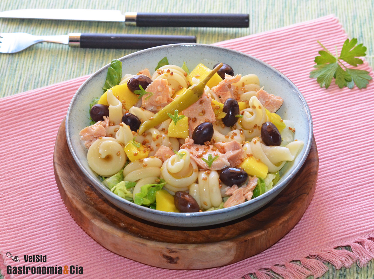 Ensalada de pasta con salmón y mango