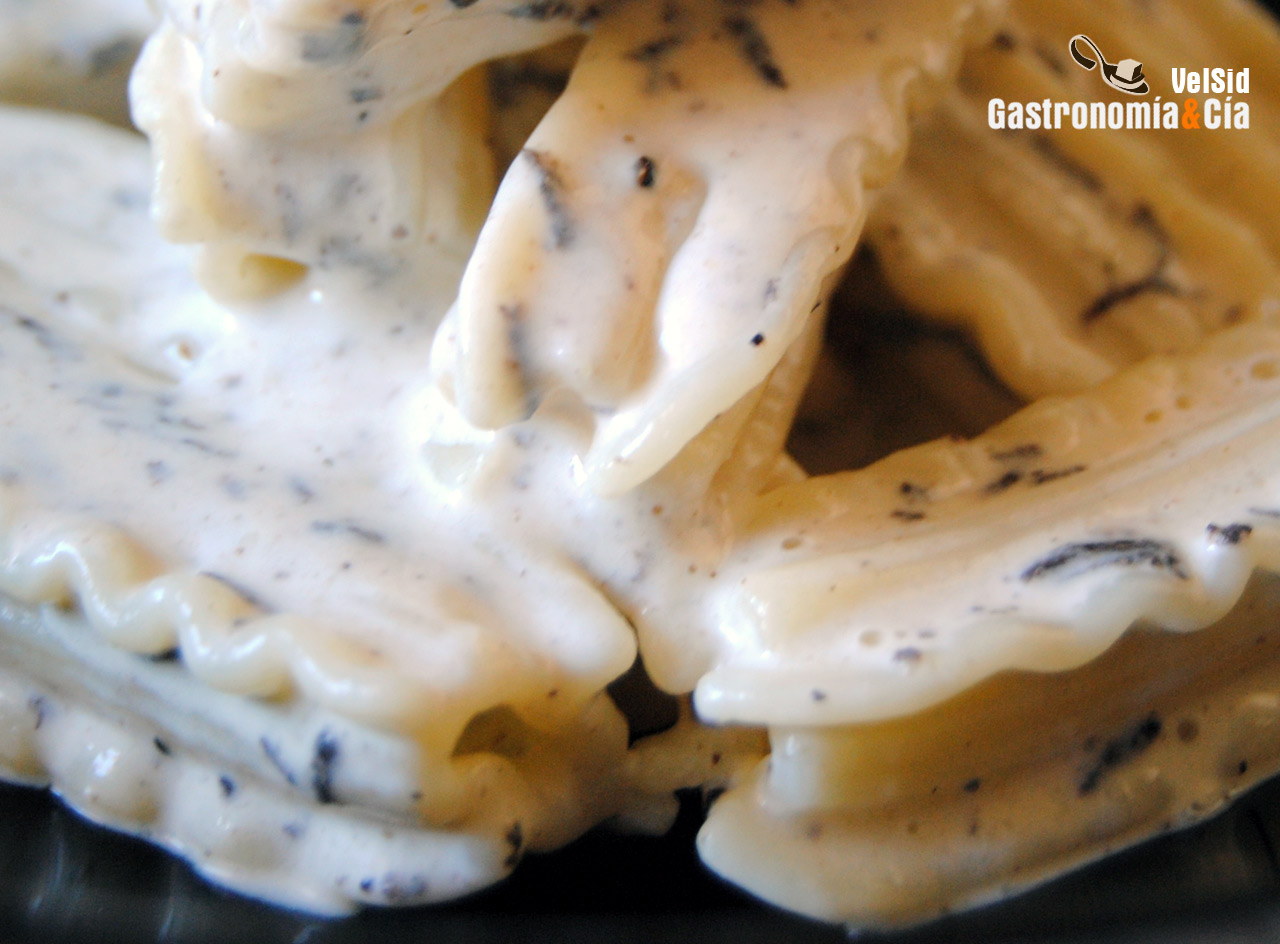 Pasta con salsa de trufa negra y parmesano