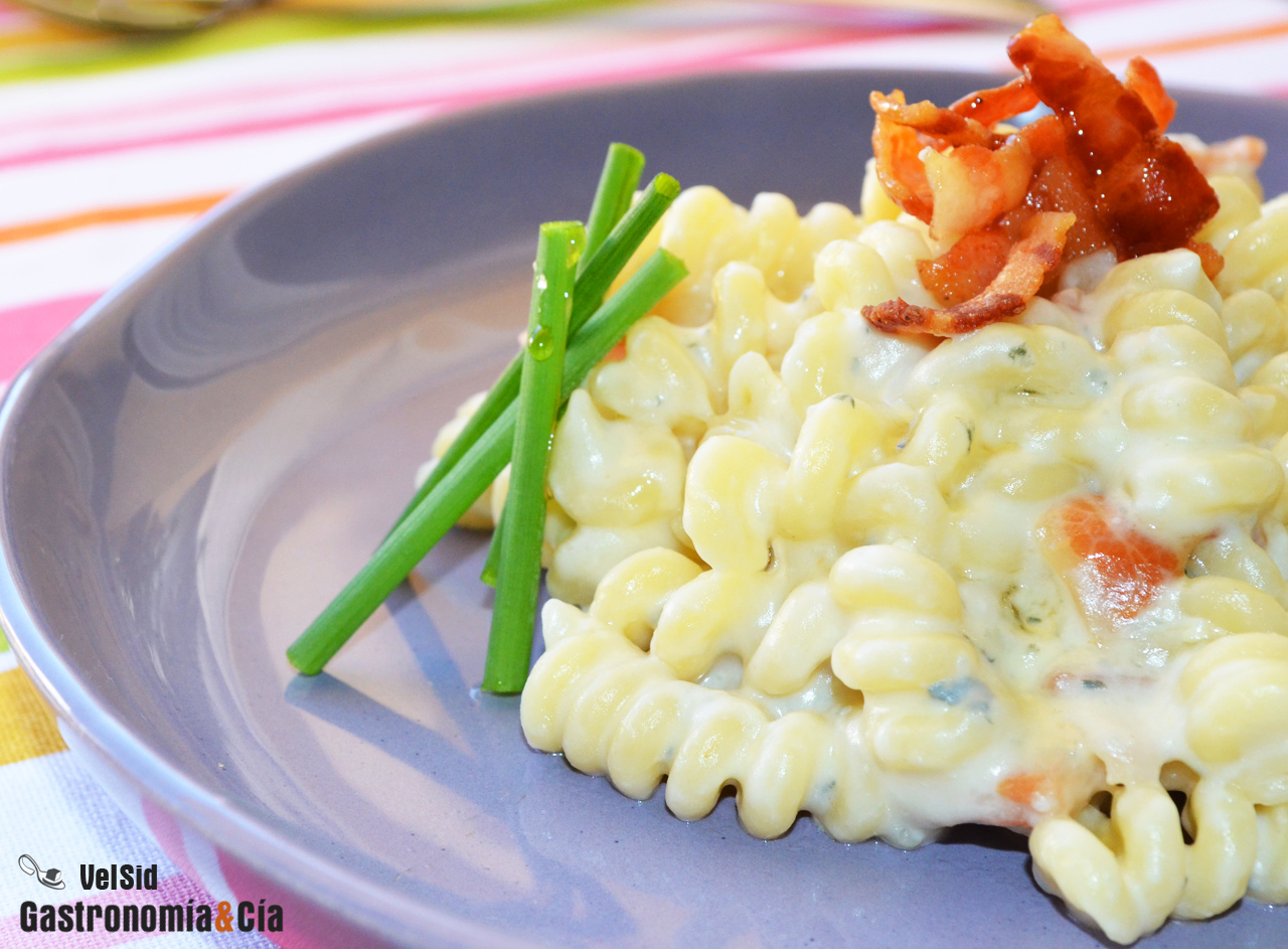 Fusilli con panceta, queso azul y miel