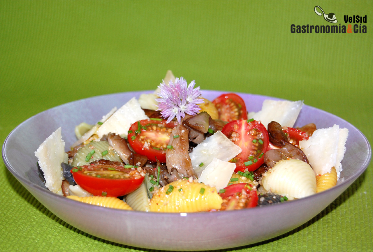 Ensalada de pasta, setas de cardo y parmesano