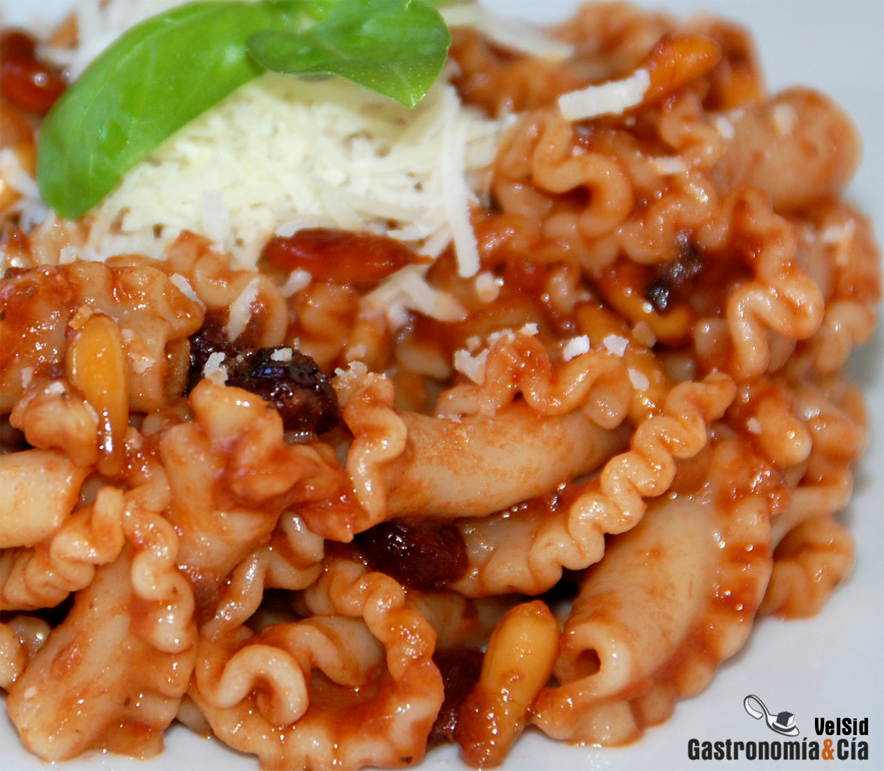 Pasta con tomate y anchoas