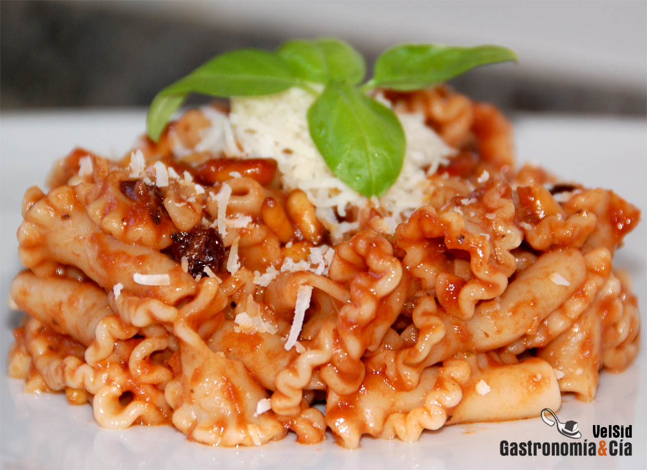 Pasta con tomate y anchoas