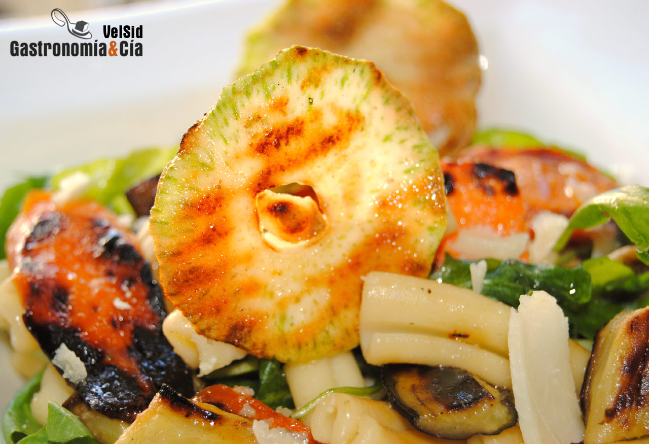 Macarrones rústicos con verduras a la parrilla