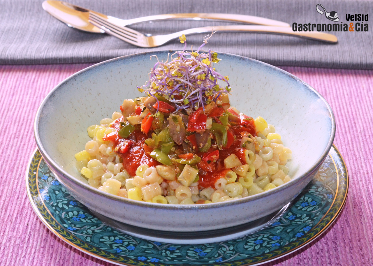 Pasta de arroz y quinoa con salsa de tomate y pimientos