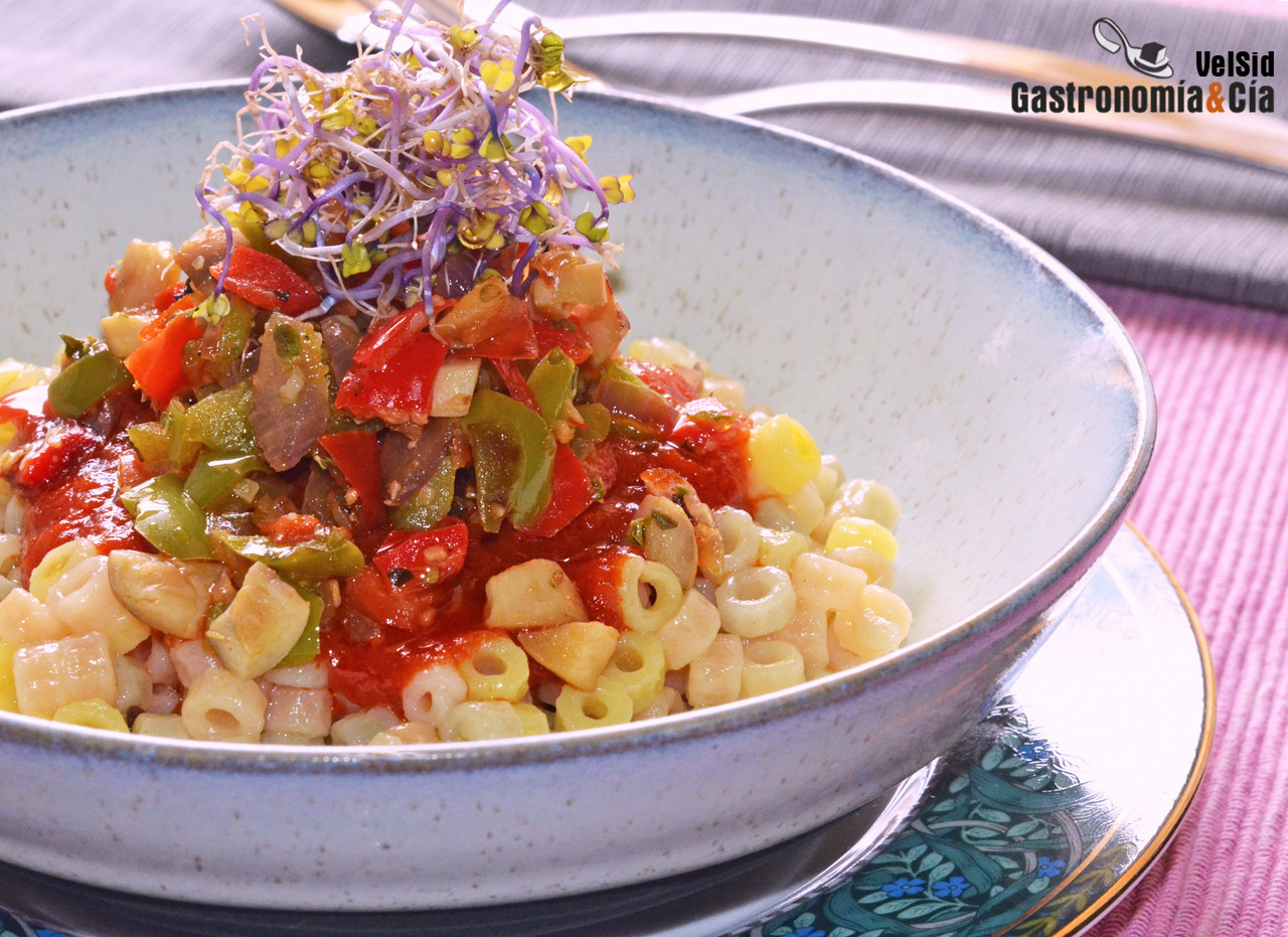 Pasta de arroz y quinoa con salsa de tomate y pimientos