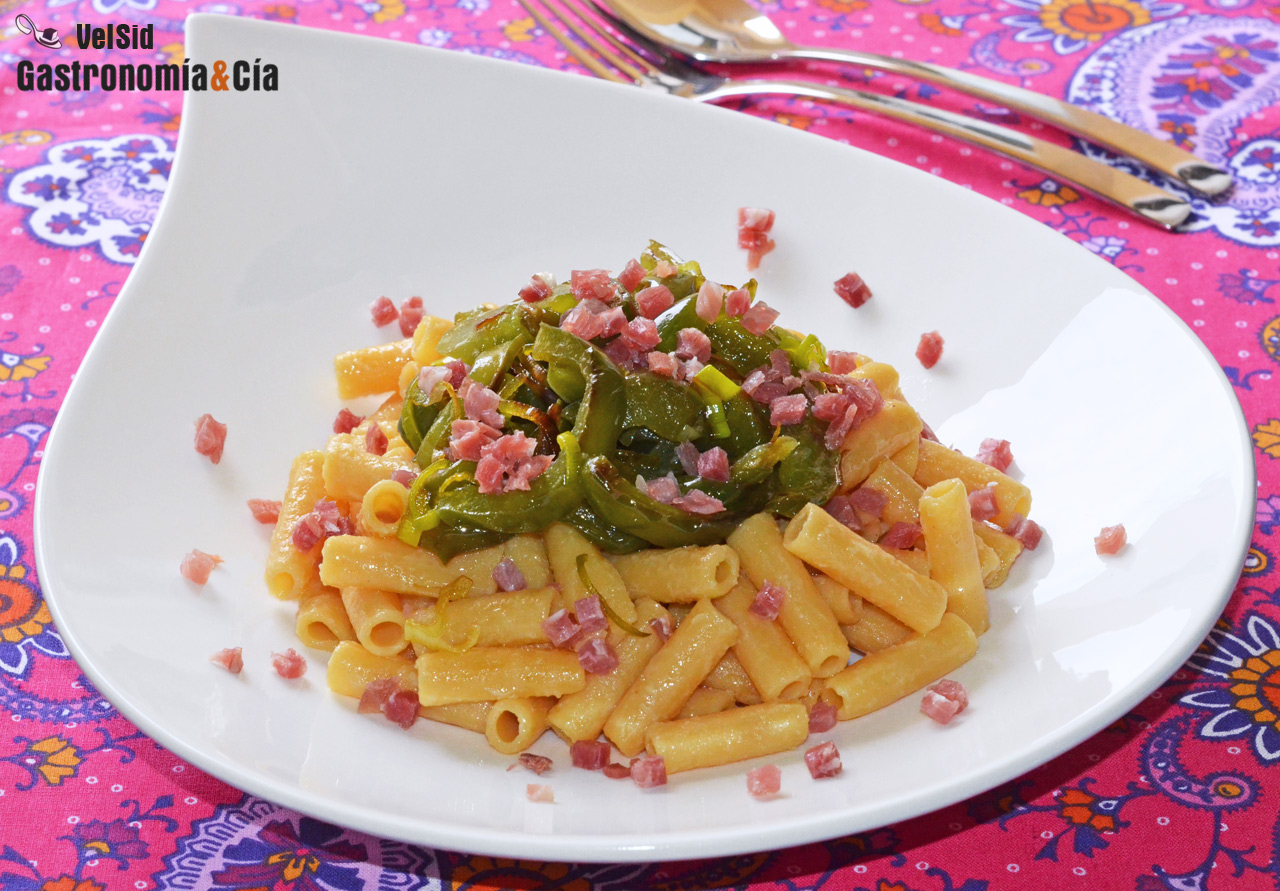 Pasta de lentejas rojas con pimientos fritos y jamón