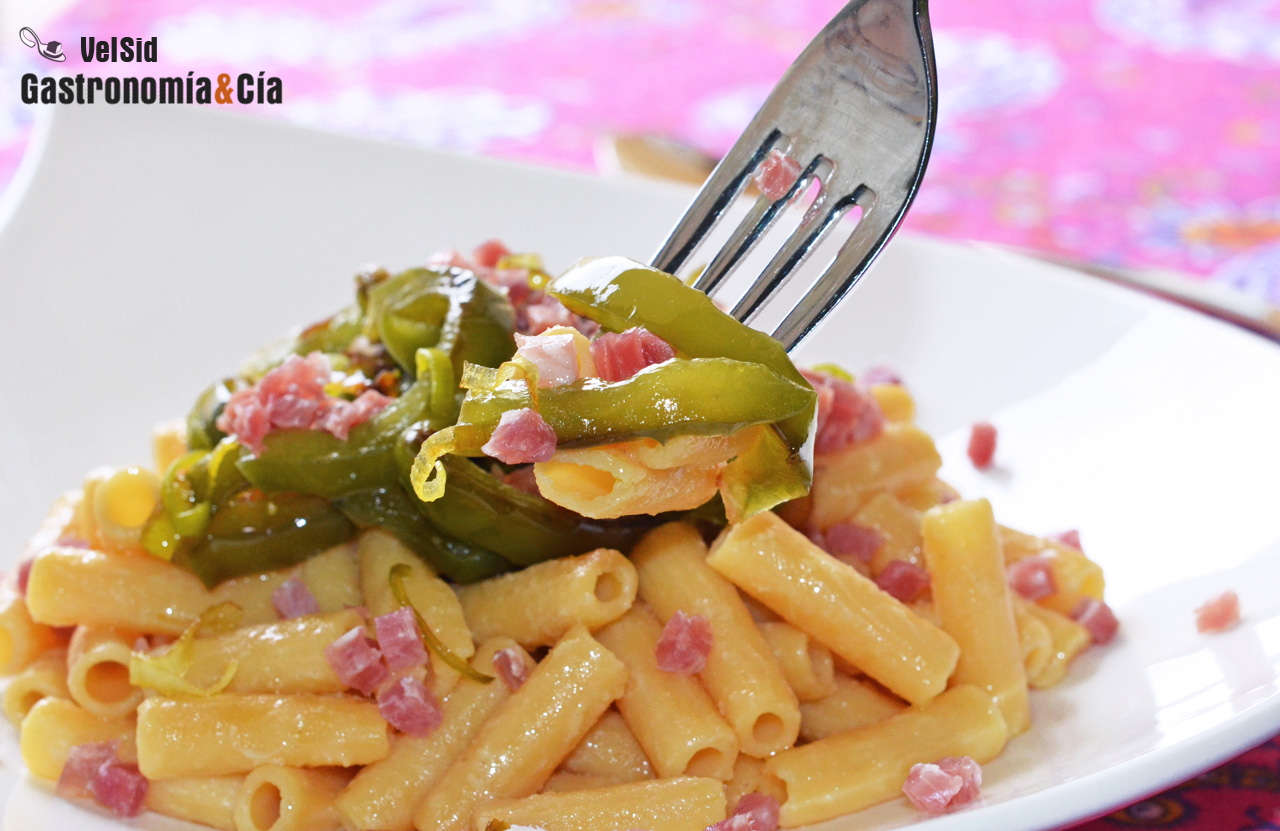 Pasta de lentejas rojas con pimientos fritos y jamón