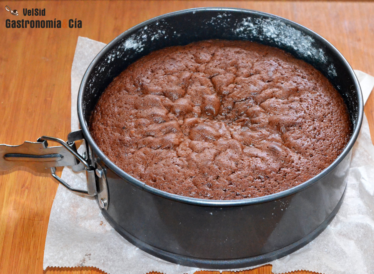 Pastel de chocolate, con relleno y glaseado de chocolat