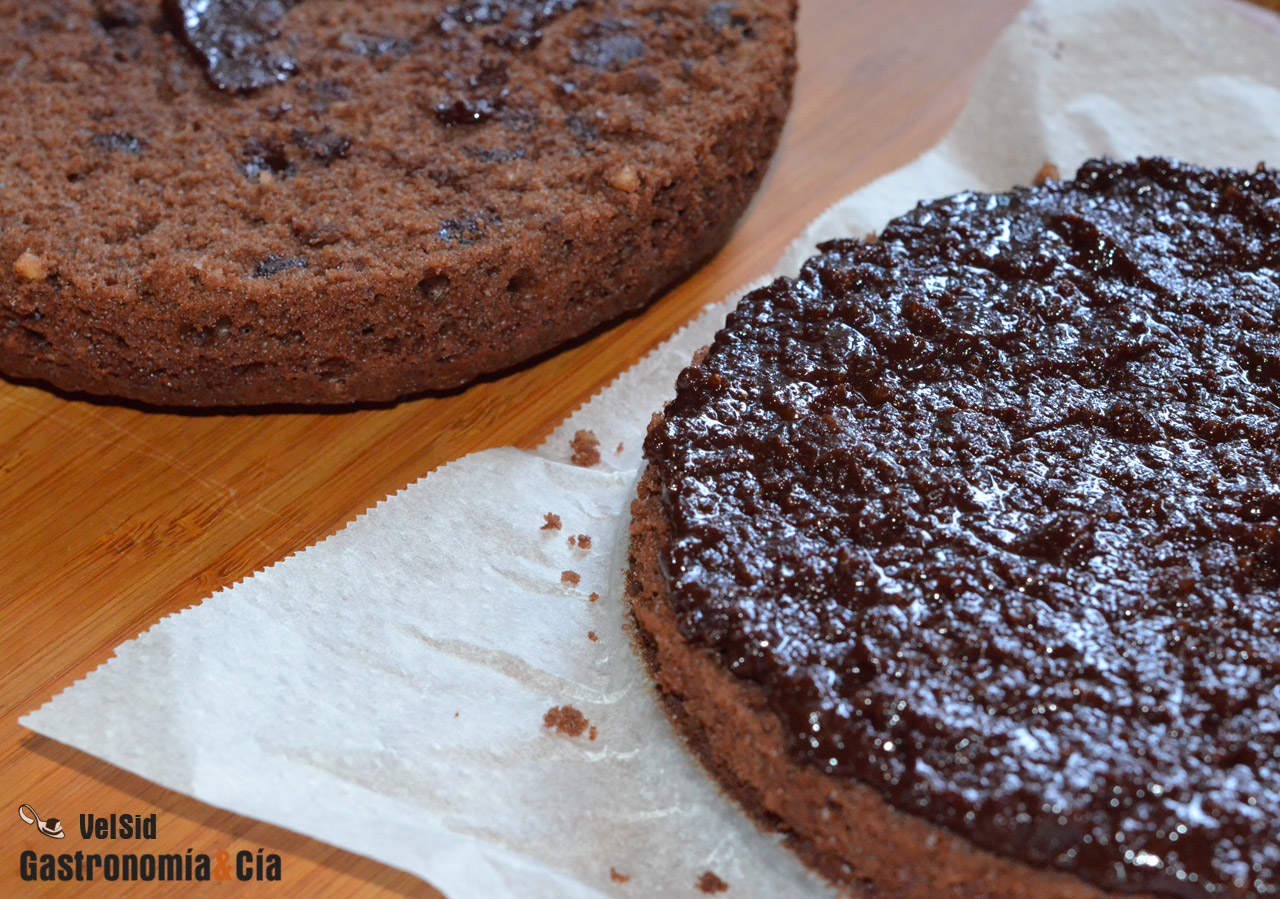 Pastel de chocolate, con relleno y glaseado de chocolat