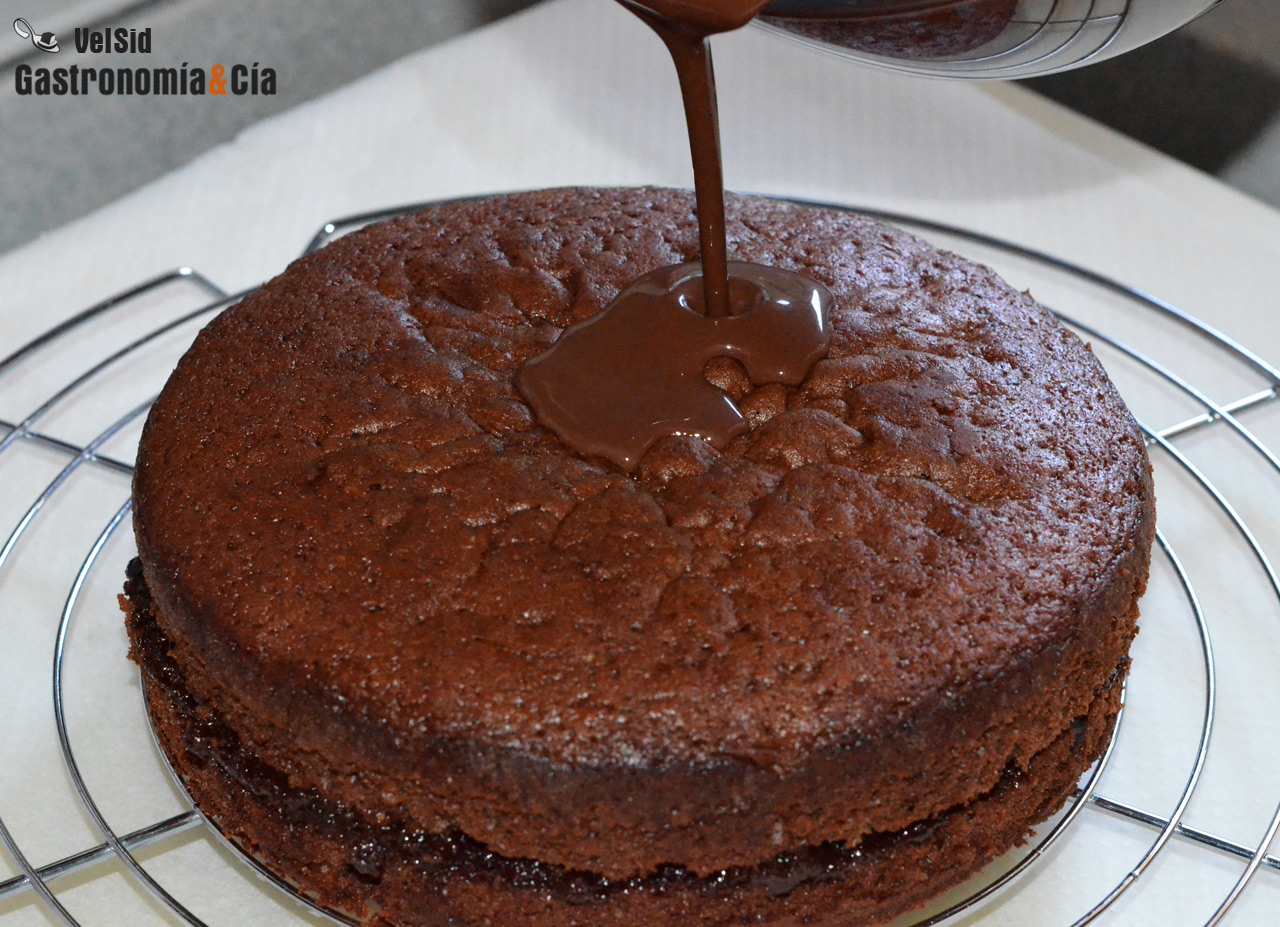 Pastel de chocolate, con relleno y glaseado de chocolat