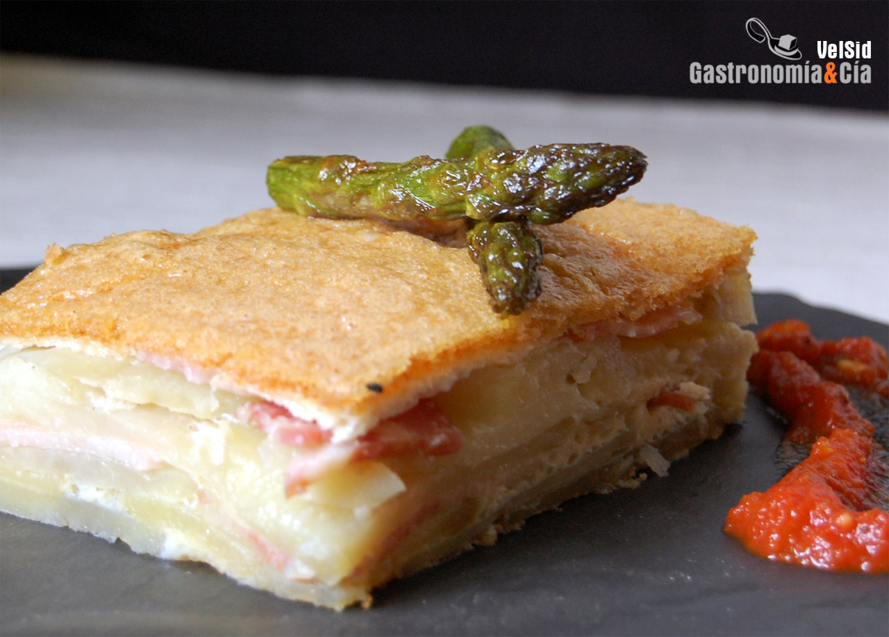 Pastel de patata y muselina de ajo