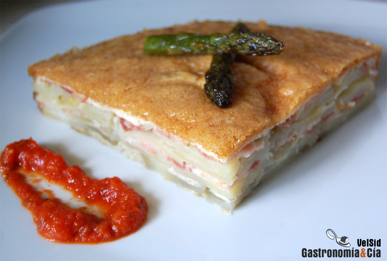 Pastel de patata y muselina de ajo