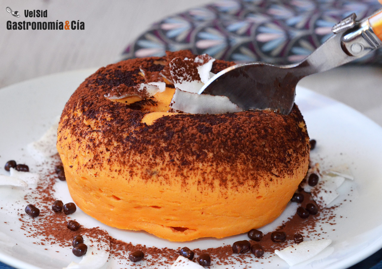 Pastelito de boniato y coco relleno de chocolate